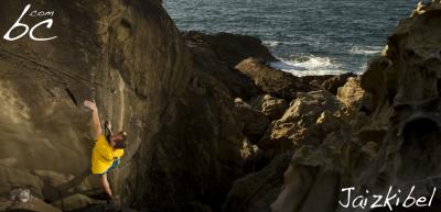 Mikel bouldering on the beach (1)